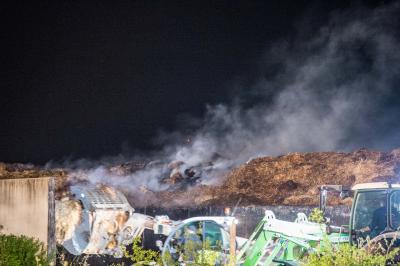 Remseck: Grosser Misthaufen auf Aussiedlerhof in Brand - Mehrere Feuerwehren stundenlang im Einsatz